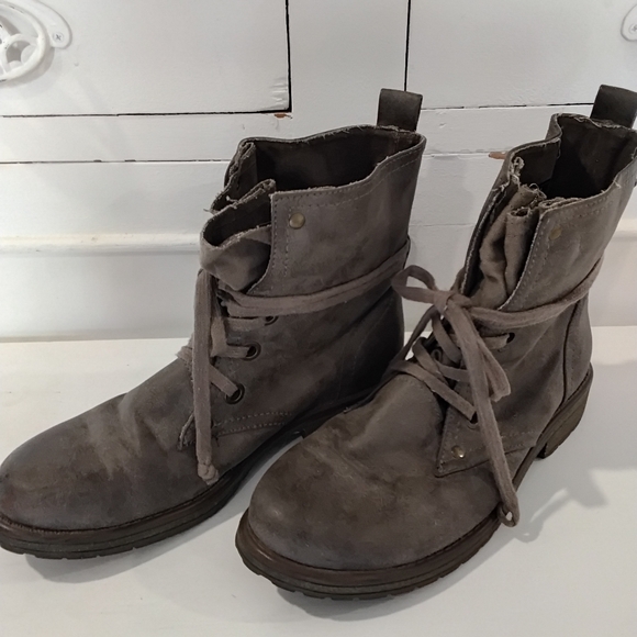 Roxy Shoes - Roxy Women's Distressed Moto Boots EUC